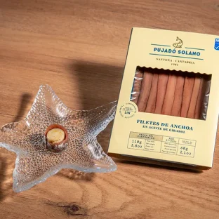 Minibocaditos de Torta de la Serena con Anchoas de Santoña